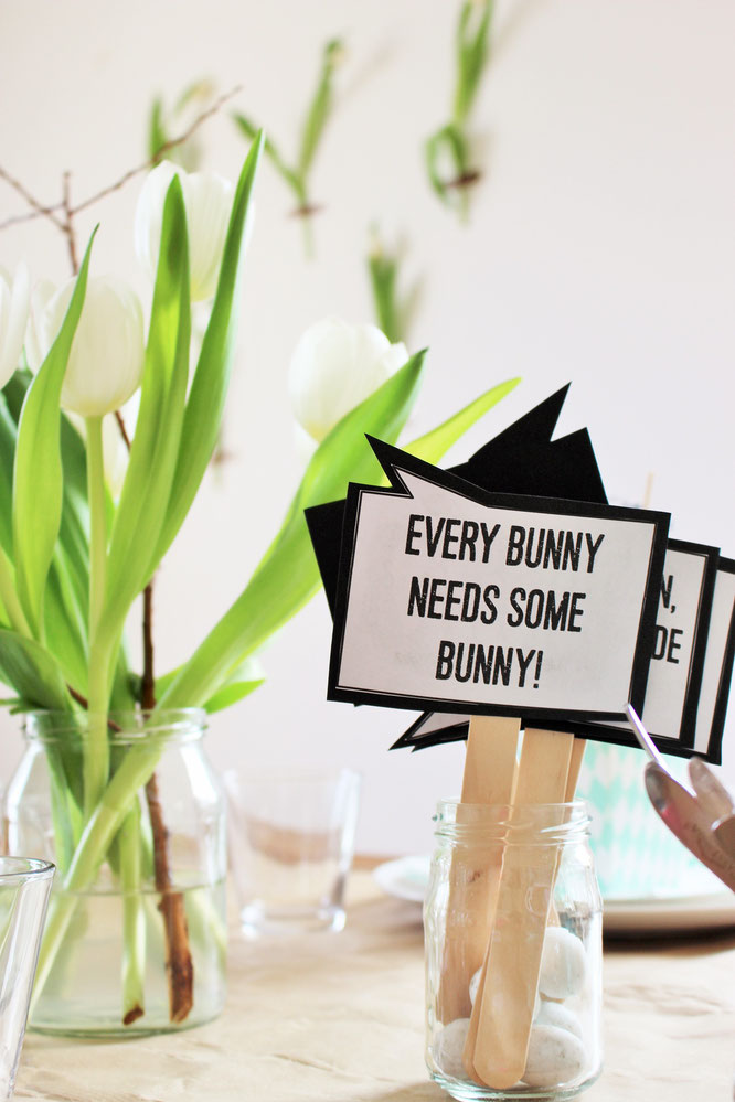 Bild: DIY Oster Schilder basteln - Mit dieser Freebie Bastelvorlage Oster Schilder und Photoprops als Deko für Ostern selber machen; gefunden auf www.partystories.de