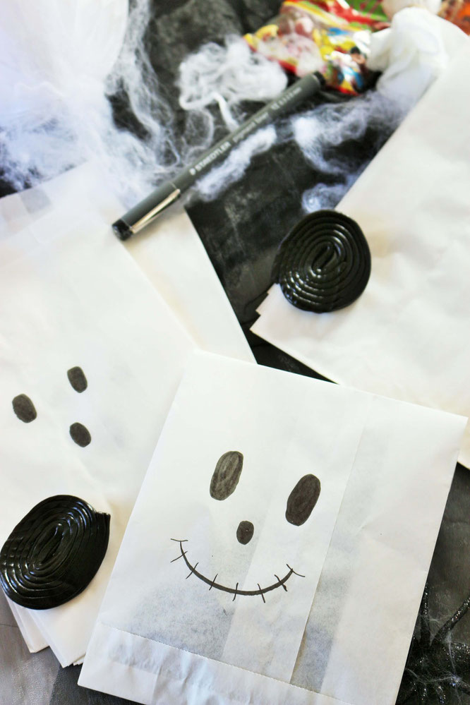 Bild: Eine schnelle last-minute Idee, um Halloween Süßigkeiten zu verpacken - in Brotpapier Tüten samt aufgemalten Gespenster- und Geistergesichtern. Anleitung und noch mehr DIY Halloween Ideen zum Feiern gibt's auf www.partystories.de