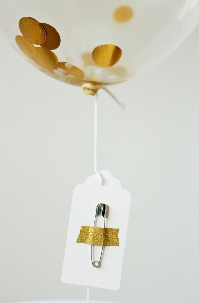 Bild: Botschaften im Konfetti-Luftballon verstecken, um Schwangerschaft zu verkünden, die Trauzeugin/Brautjungfern zu fragen, für Einladungen uvm. - einfach Freebie Botschaften ausdrucken und im Luftballon verstecken; gefunden auf www.partystories.de