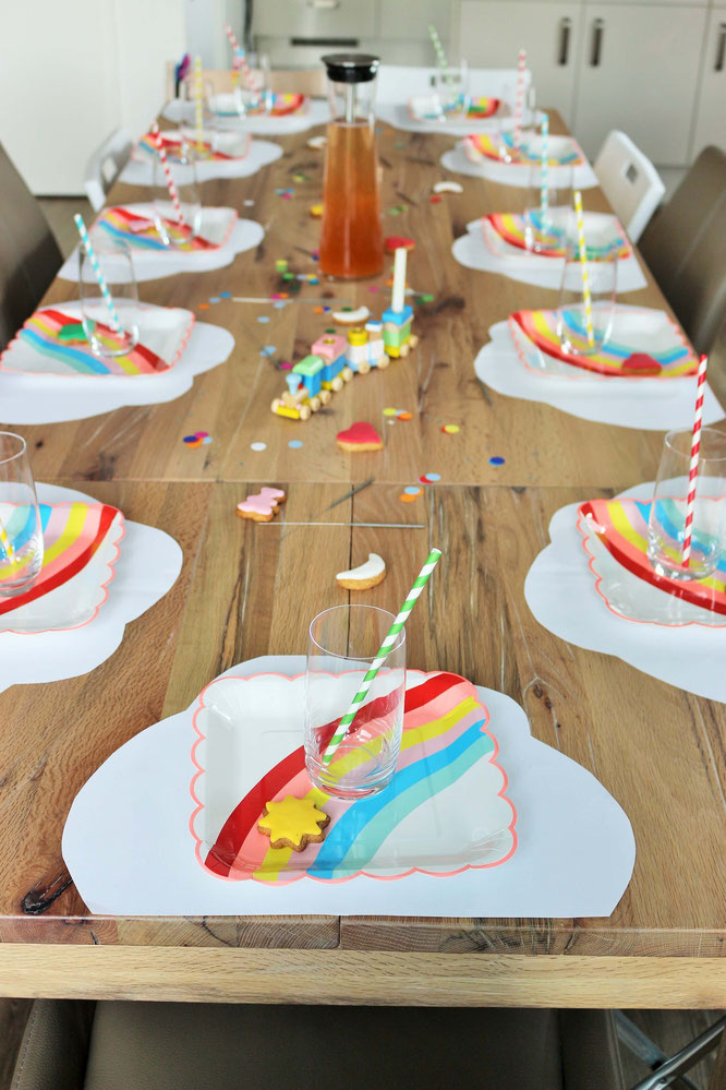 Bild: Regenbogen Party - So einfach feierst Du eine Regenbogen Mottoparty als Kindergeburtstag oder Babyparty, mit Ideen für Regenbogen Deko, Torte, DIY's und vielen Tipps; gefunden auf www.partystories.de