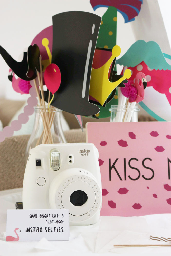 Bild: Viele Ideen für eine Flamingoparty in gold und pink mit Deko, Rezepten für Partyfood und einfachen DIY's, Fotoecke mit Instax mini Sofortbildkamera, gefunden auf Partystories.de