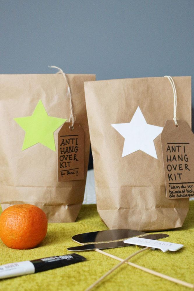 Bild: Feiern ohne Katerstimmung - DIY Geschenk Anti Hangover Kit, eine schnelle Geschenkidee zum JGA, der Hochzeit, an Silvester oder als Gastgeschenk zum selber machen, gefunden auf www.Partystories.de