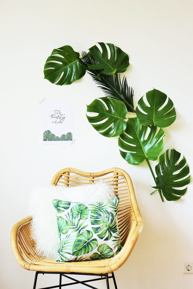 Bild: DIY Greenery und urban Jungle Deko Ideen für die Party und Hochzeit; mit Freebie Bastelvorlage für Monstera Party Deko Printables; gefunden auf www.partystories.de
