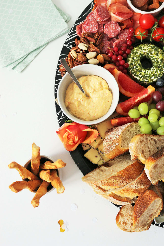 Bild: Partyfood Trend Charcuterie Board & Grazing Platter - mit diesen Tipps & Ideen die ultimative (kalte) Partysnack Platte für jeden Anlass umsetzen! // gefunden auf dem DIY Kreativblog www.partystories.de // #partyfood #mottoparty #kalteplatte