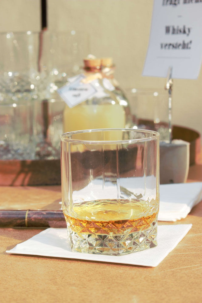 Bild: Ideen und Tipps für eine Whisky Bar oder Gentlemen Bar für die Party, den Geburtstag oder die Hochzeit - gefunden auf www.partystories.de