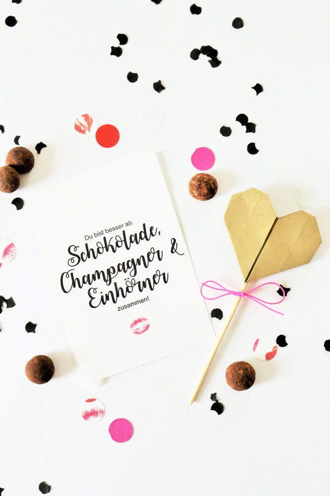 Bild: DIY Geschenk Idee zum Valentinstag für Sie und Ihn, die Freundin, Mutter, Vater oder Kollegen. Hier gibt's kreative Freebie Karten und Poster als Bastelvorlage zum runterladen, ausdrucken und verschenken; www.partystories.de
