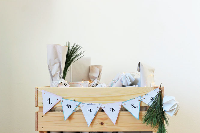 Bild: DIY Adventskalender samt Holzkiste selber machen - mit Freebie Bastelvorlage für Girlande und Adventskalenderzahlen von Partystories.de // #Advent #Adventskalender #DIYadventskalender #Adventskiste