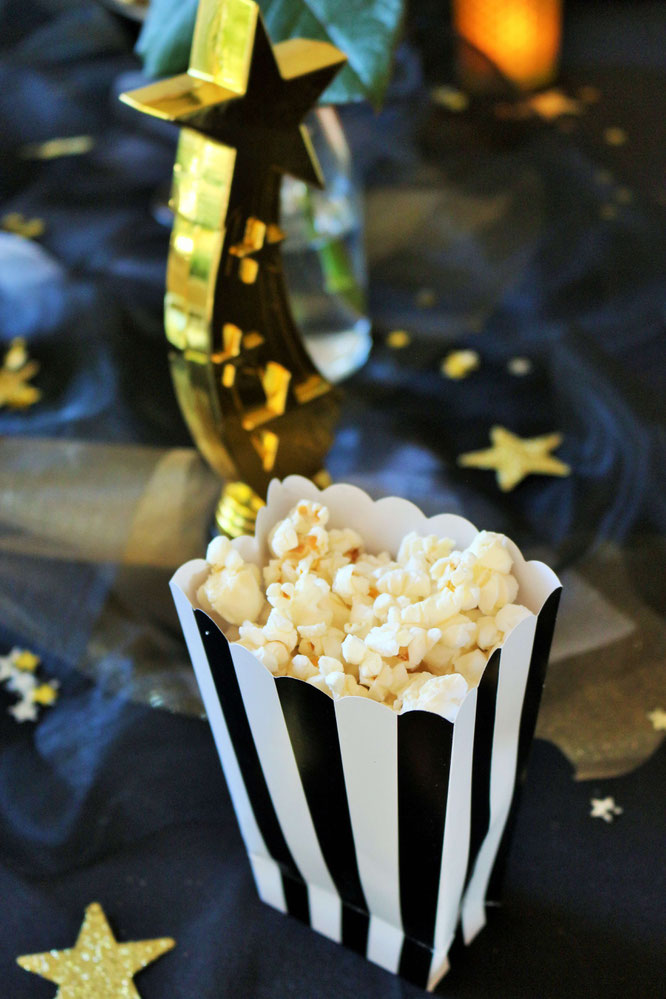 Bild: Ideen für eine Hollywood Motto Party zum Geburtstag oder im Great Gatsby Stil für Silvester, Hollywood Dekoration Ideen für eine Mottoparty von Partystories.de mit Party.de // #Hollywoodparty #Silvesterparty #Geburtstagsparty #GreatGatsbyparty