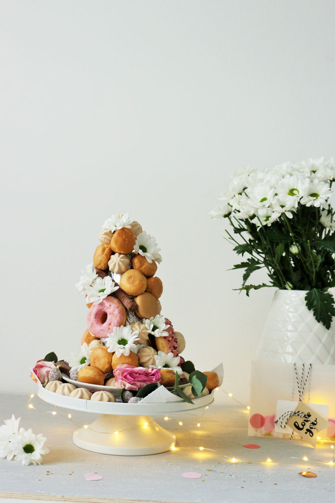Bild: Croquembouche Rezept Alternative – so einfach eine Windbeutel-Pyramide für den Sweettable oder die Candybar einer Hochzeit oder Party umsetzen; Schritt-für-Schritt Anleitung vom DIY Deko Blog www.partystories.de // #croquembouche #windbeutelpyramide