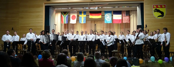 Heidrun Harer, Ralf Griesinger und Elke Steinhauser mit dem MV Walddorfhäslach nach ihrem beeindruckenden Auftritt mit "Riverdance".