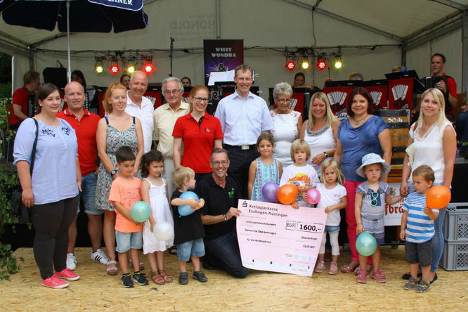 Spendenübergabe des Boihinger Konzerts beim Dorffest.