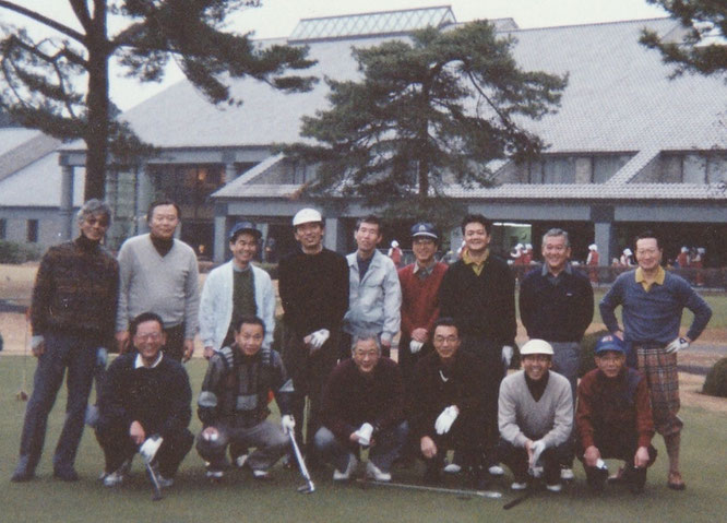 水海道GC、1992年12月29日 前列左より、?、白嵜、?、山下、会田、外川 後列同様に、大村、秋葉、柴田、西谷、?、?、桜井、秦、𠮷野 ?:お分かりの方はご連絡ください。