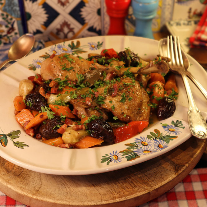 CUISSE DE DINDE AUX PRUNEAUX et jeunes carottes, un bon plat qui fristouille sur Gourmandises TV