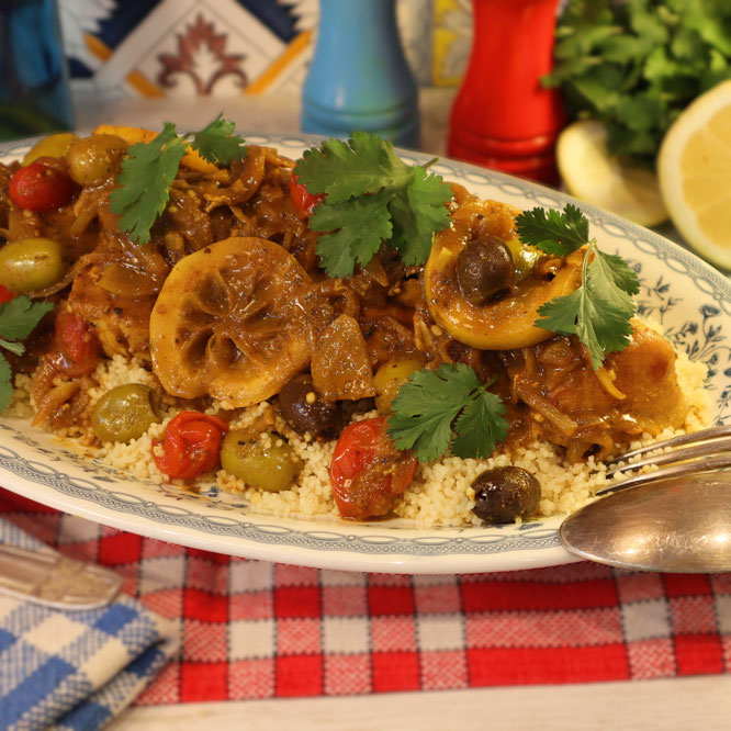 Mes FILETS DE POULET AU CITRON OLIVES ET OIGNONS CONFITS, sa sauce aux épices sur Gourmandises TV 