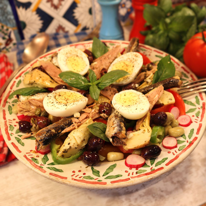 SALADE NIÇOISE EN 2 VERSIONS ! - Un vrai coup de tonnerre ! - Mère Mitraille - Gourmandises TV
