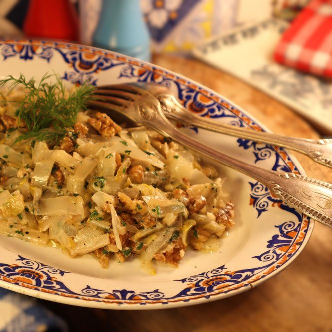 CHIFFONNADE D'ENDIVES AUX NOIX - Une garniture "passe-partout" sur Gourmandises TV 