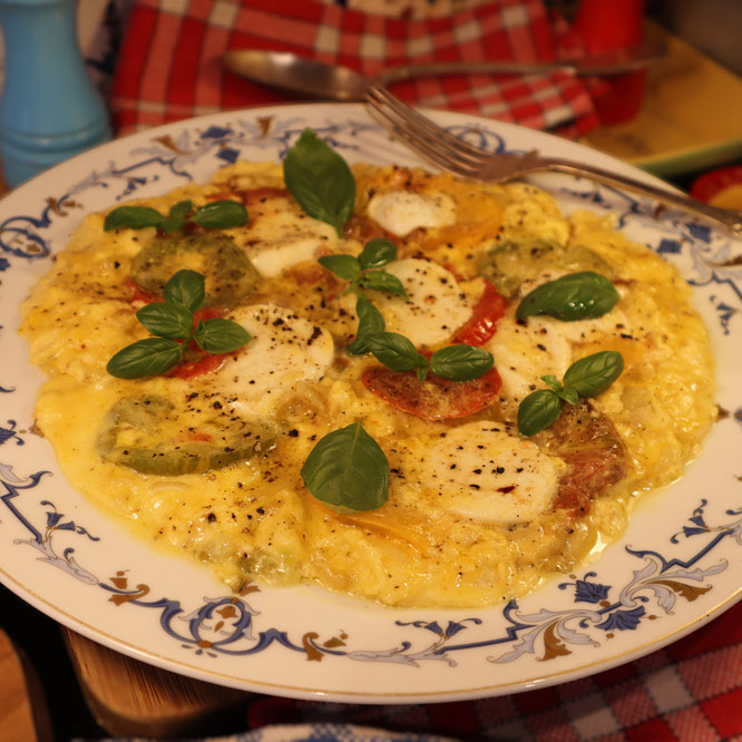 OMELETTE TOMATE MOZZARELLA, comme une pizza !, très estivale sur Gourmandises TV