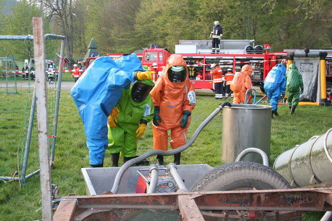 Der zweite Angriffstrupp löst den ersten Trupp ab und nimmt die Pumpe in Betrieb