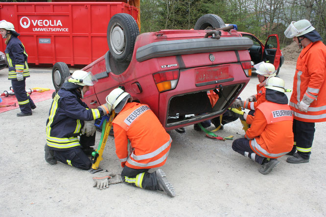 Die Kameraden stabilisieren das Fahrzeug mit dem StabFast System