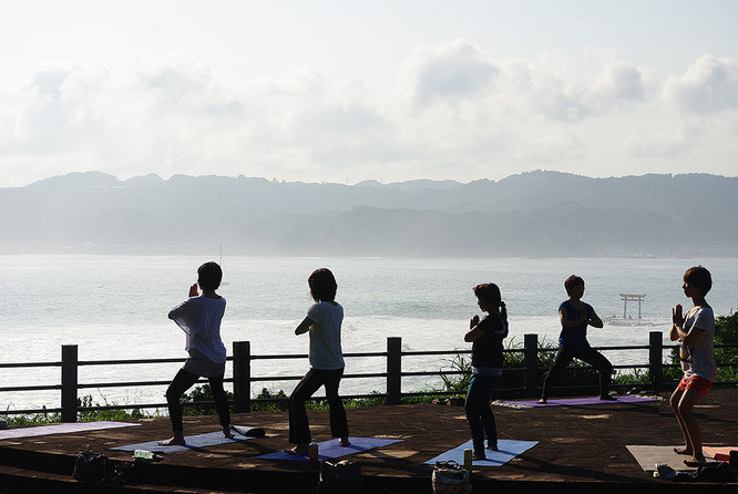 勝浦市八幡岬公園でのパークヨガ。海原を前にした絶景で、潮風を感じながら