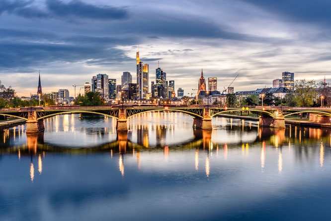skyline frankfurt blaue stunde wolkenkratzer lichter stadt sigma art 35mm
