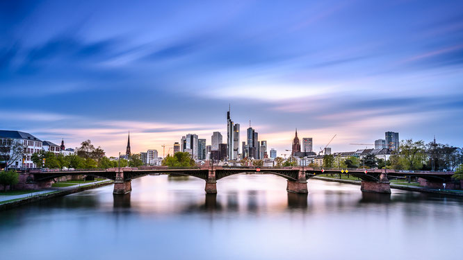 nikon 14-24 weitwinkel skyline frankfurt blaue stunde langzeitbelichtung nd filter main logodeckel filter