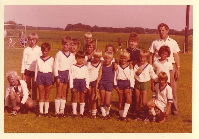 Horst Bobeth mit einem von 100 Teams, die er betreute - und immer die F-Jugend!