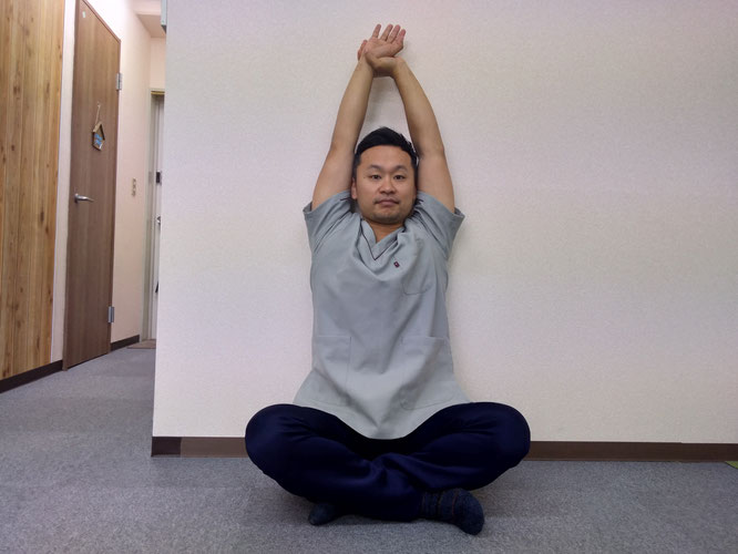 猫背矯正 巻肩 広背筋ストレッチ