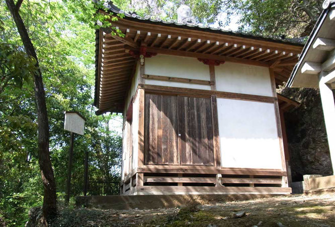 この岩井堂は、浅草寺の駒形堂を作った同じ職人が建築した。