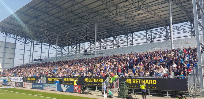Neue Ost-Tribüne gegen den FC St. Pauli - Fotos: pin