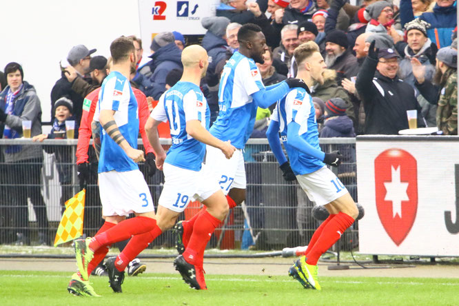Kollektiver Torjubel nach der 1:0 Führung durch Marvin Ducksch. Fotos: Patrick Nawe