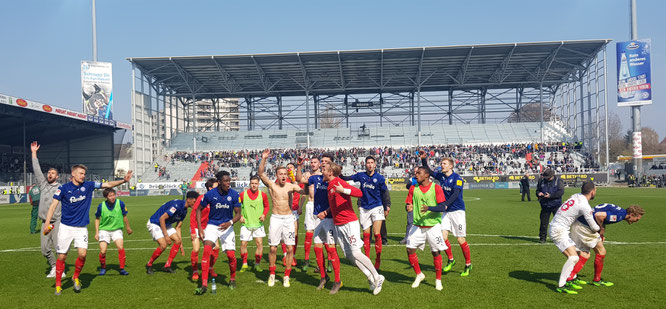 Holstein Kiel hat im Verfolgerduell der 2. Fußball-Bundesliga ein Ausrufezeichen gesetzt und sich im Aufstiegskampf zurückgemeldet.