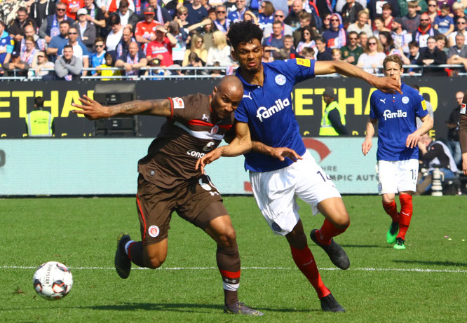 Aaron Seydel gegen den ehemaligen Kieler Christopher Avevor