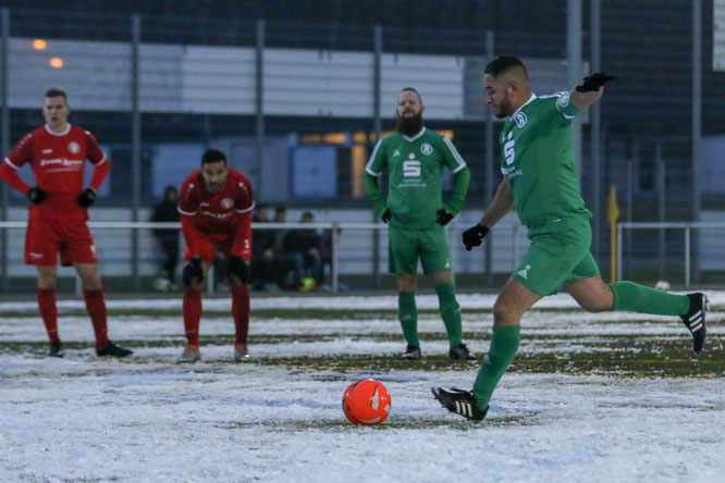 Serdzan Redzepovski verwandelt den Elfmeter zum 4:2