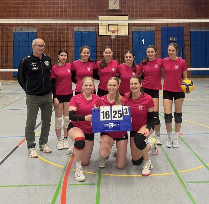 Vordere Reihe: Luise Dilling, Lilly Schachtner, Johanna Roßmeier, Hintere Reihe: Klaus Schachtner, Anna Radostev, Aleksandra Micic, Franzi Just, Hannah Schreiner, Anna Holubova, Franzi Büschl