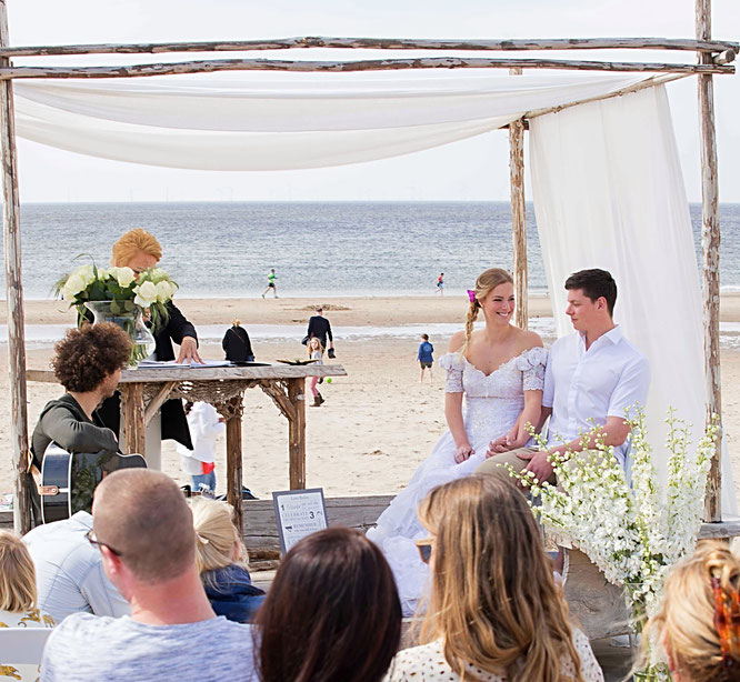 Trouwlocatie op het strand van Castricum, De Deining