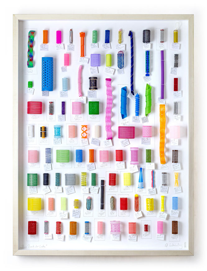 ZUM ZWECK DER LOCKE, 2025, Objektkasten, 90 Lockenwickler, 120 x 90 x 10 cm