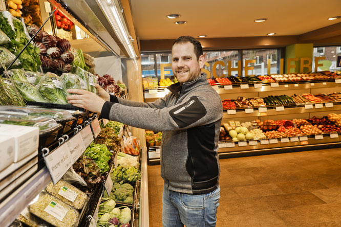 Geschäftsführer Johannes Urban arbeitet im Obst und Gemüsebereich.