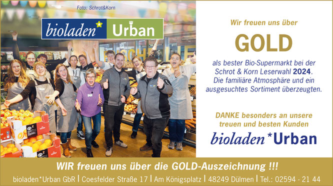 Wir freuen uns über eine Gold Auszeichnung als bester Bioladen 2024 der Schrot & Korn Leserwahl - Mitarbeiter*innen jubeln mit Geschäftsleitung