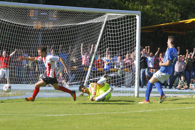 Germán Beltrán, marcando el gol del ascenso a Segunda B ante el Mar Menor. Foto: Jose Montes.
