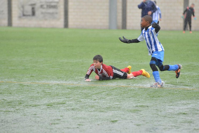 La incesante lluvia condicionó muchos los partidos desarrollados en San Martín, como el del Benjamín A. Foto: Antonio Crespo.