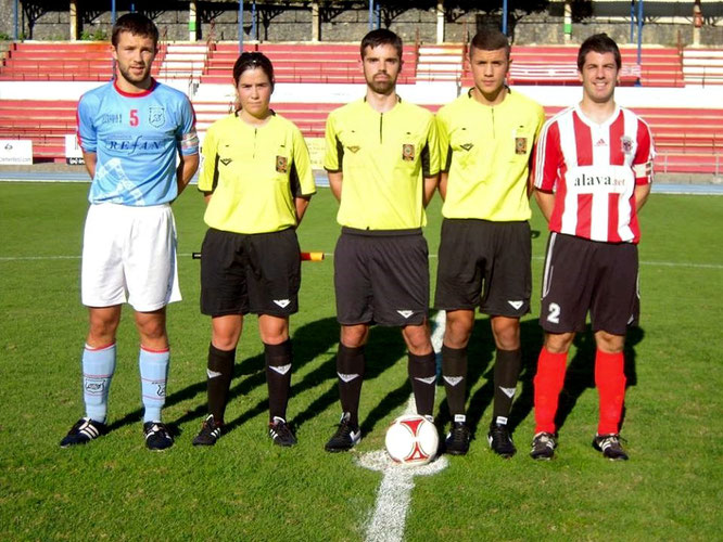 El trío arbitral con los capitanes de Laudio y Ariznabarra en el partido de la primera vuelta disputado en Ellakuri. Foto: Koldo Zurimendi.