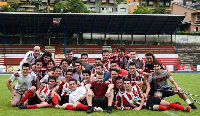 El Juvenil de Honor celebra el pase a la fase de ascenso tras vencer al Lakua Arriaga. Foto: Juanfer.