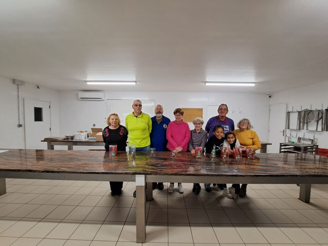nous avons fait nos chocolats de Noel à COSMOS ( Senlis) aprés une randonnée . 2 groupes de 9 personnes matin et aprés-midi.