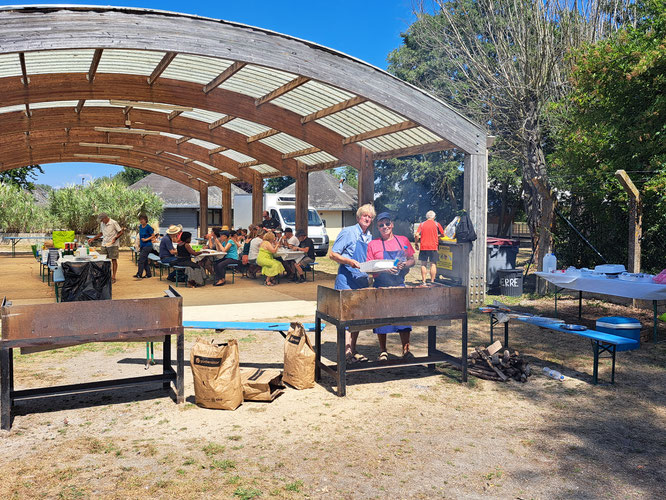 Nos cuisiniers devant leur barbecue.