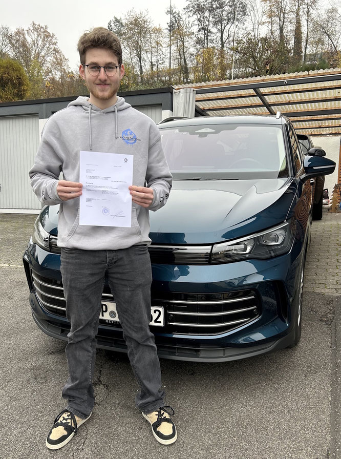 Marlon Tobias Menig, Autoführerschein am 12.11.2025 in Wertheim 