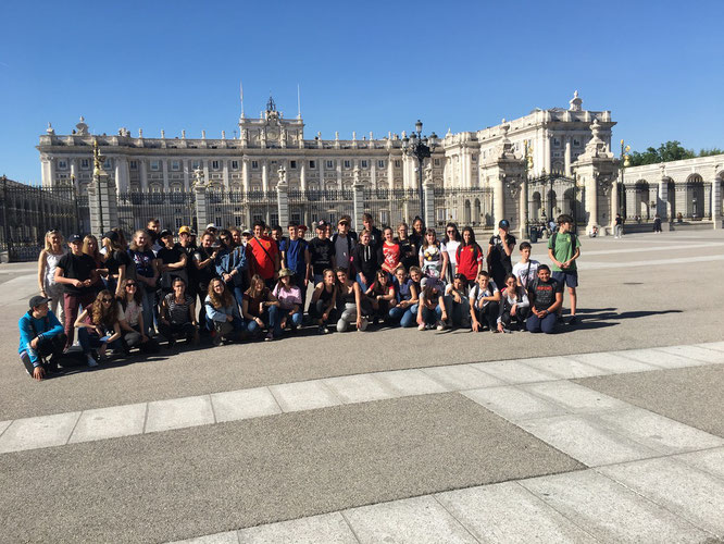 L'ensemble des participants devant le Palais Royal.