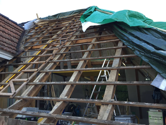 Die Balkenkonstruktion in Olten ist freigelegt, bereit für die Isolierung und die Dachdeckerarbeiten