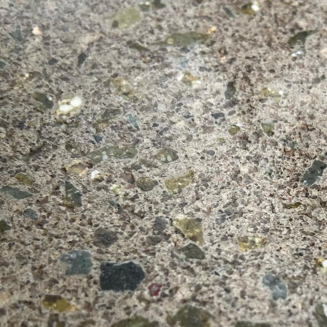 面直ししたコンクリートブロック表面の接写
