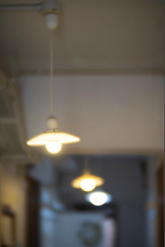 ↑　篠原カメラの入っているビルの照明［LENSBABY Velvet 85mm f1.8 ］